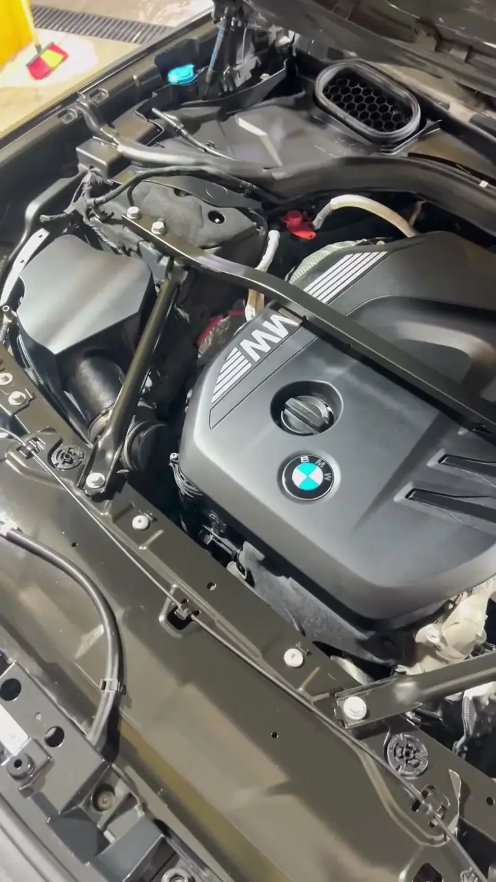 Buharlı temizlik sonrası pırıl pırıl BMW motoru