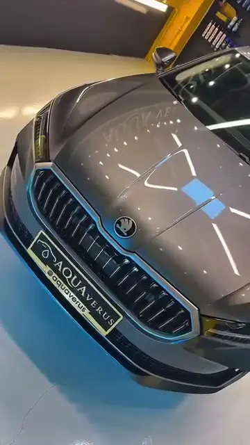 PPF kaplanmış Skoda Superb kaputunda parlak yansımalar