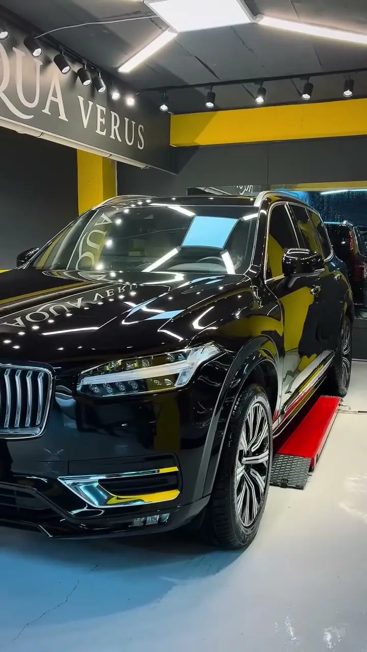 Seramik kaplaması yapılmış siyah Volvo XC90 stüdyoda