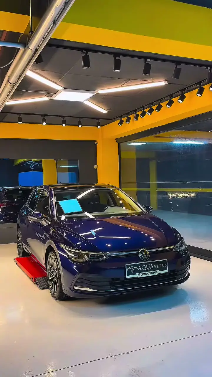 Seramik kaplama sonrası lacivert Volkswagen Golf