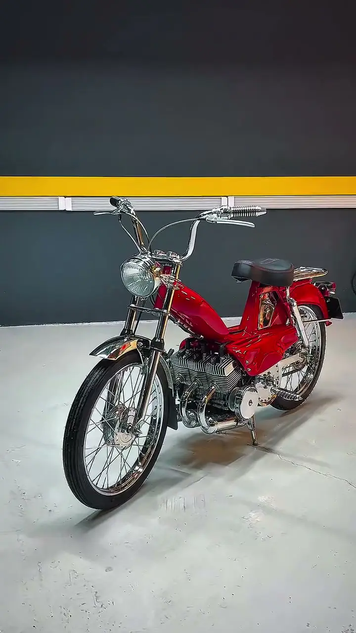 Buharlı detaylı temizlik sonrası kırmızı motosiklet