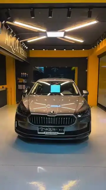 Komple PPF kaplanmış gri Skoda Superb